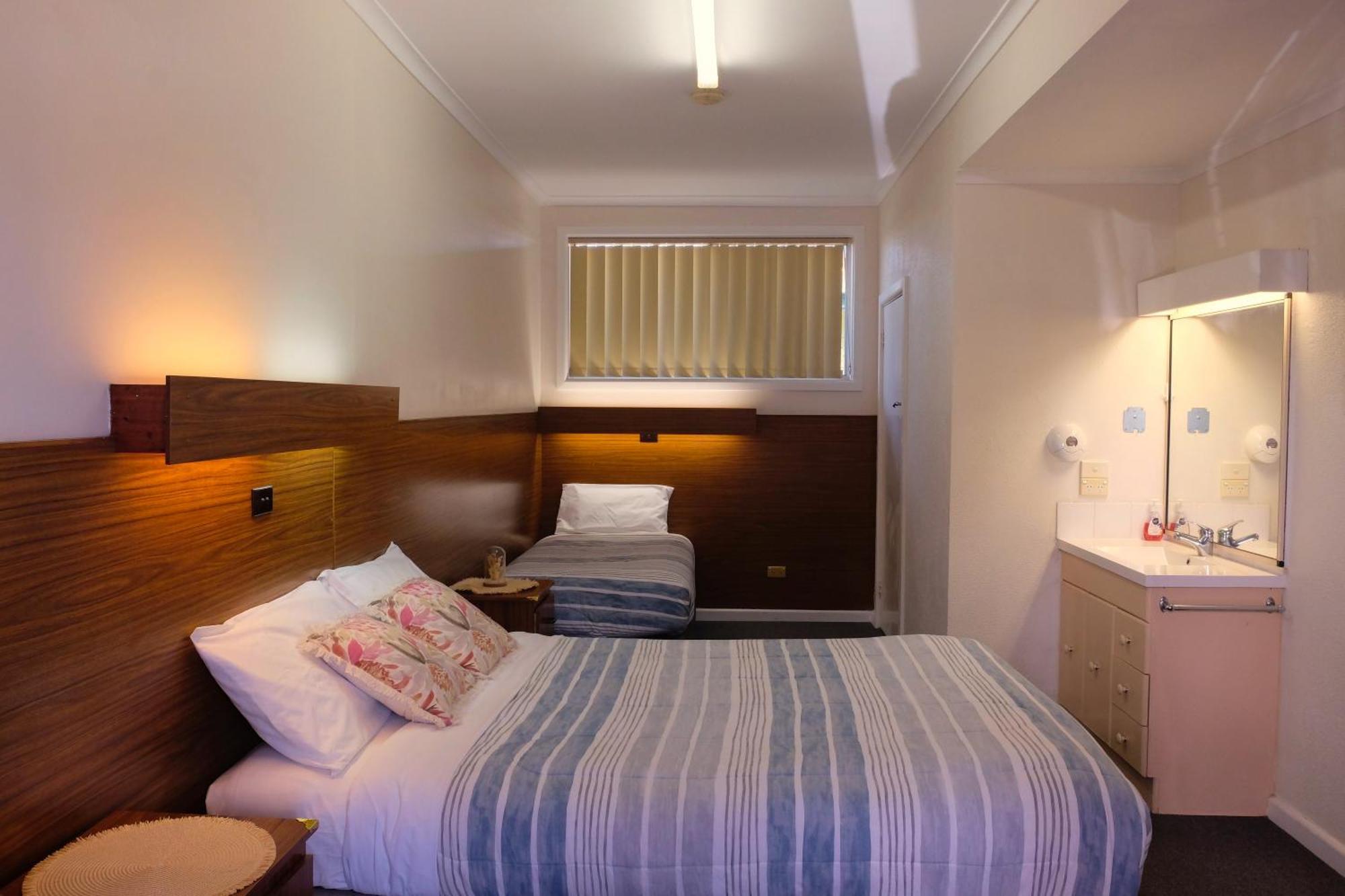 Bamboo Motor Inn Лейкс-Ентранс Екстер'єр фото