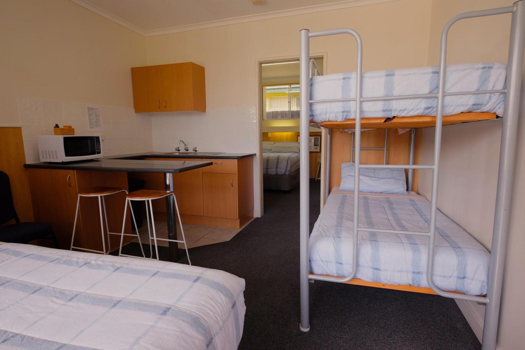 Bamboo Motor Inn Лейкс-Ентранс Екстер'єр фото
