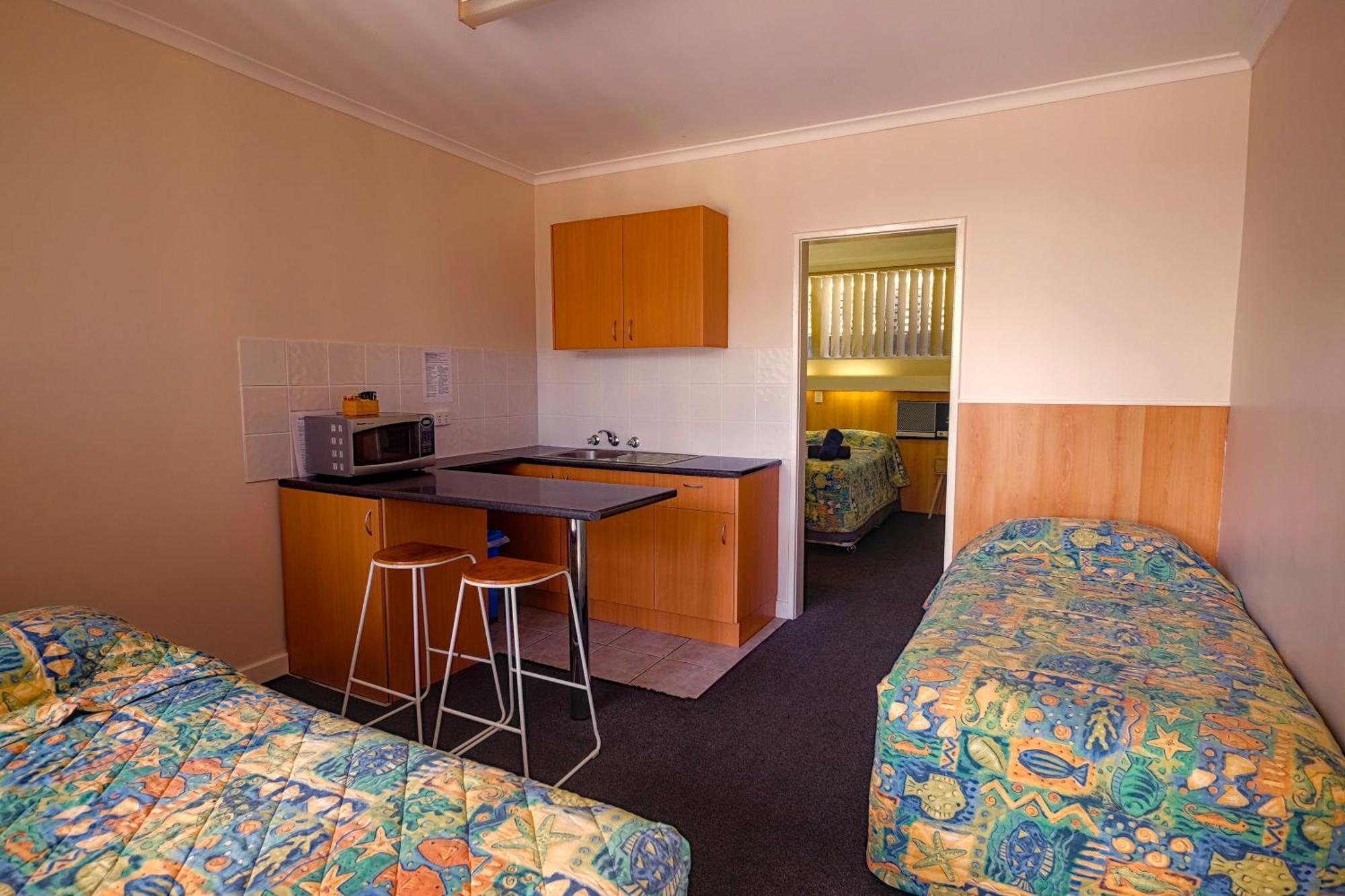 Bamboo Motor Inn Лейкс-Ентранс Екстер'єр фото