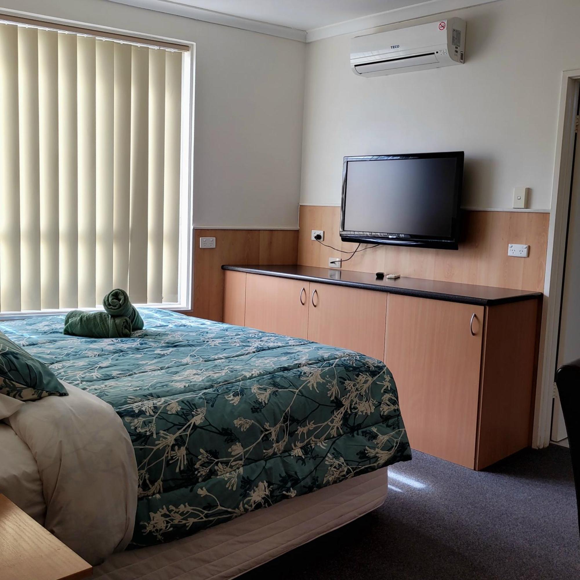 Bamboo Motor Inn Лейкс-Ентранс Екстер'єр фото