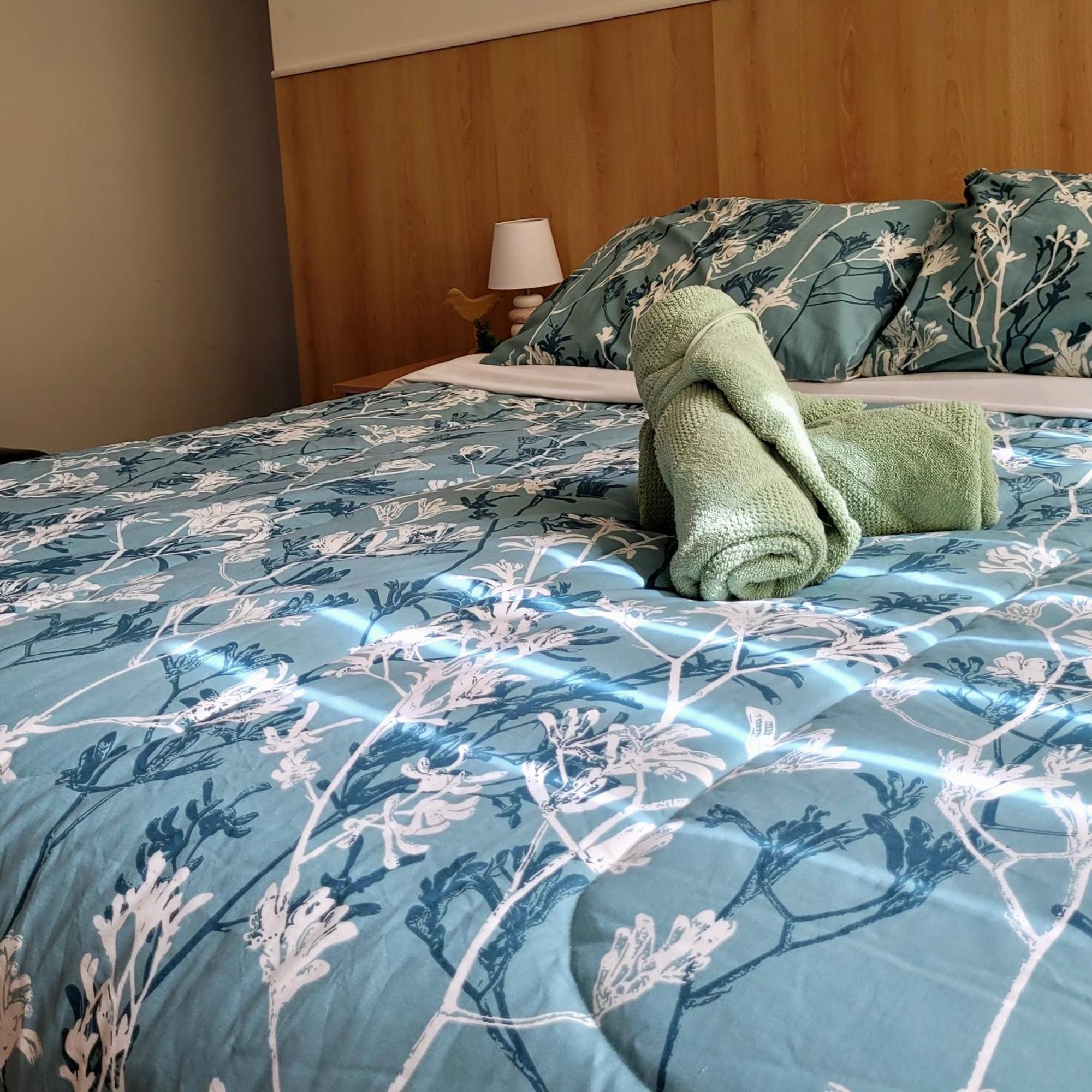 Bamboo Motor Inn Лейкс-Ентранс Екстер'єр фото