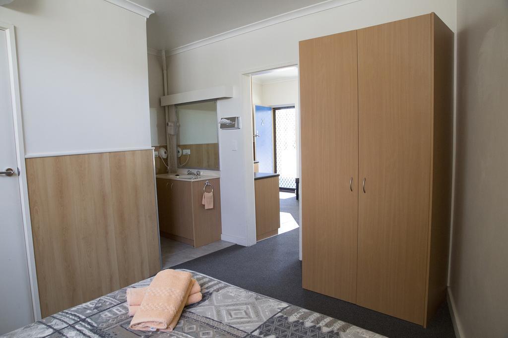 Bamboo Motor Inn Лейкс-Ентранс Екстер'єр фото